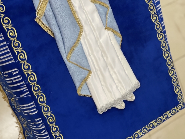 Плащаниця Богородиці на оксамиті 150х95см (вишивка лілії, вишита та розсшита середина)