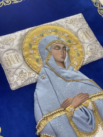 Плащаниця Богородиці на оксамиті 150х95см (вишивка лілії, вишита та розсшита середина)