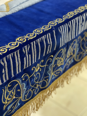 Плащаниця Богородиці на оксамиті 150х95см (вишивка лілії, вишита та розсшита середина)