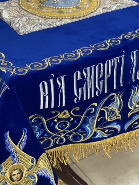Плащаниця Богородиці на оксамиті 150х95см (вишивка лілії, вишита та розсшита середина)