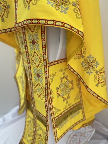 Облачення священника грецький крій, вишите французьким хрестиком на габардині з вишитим галуном