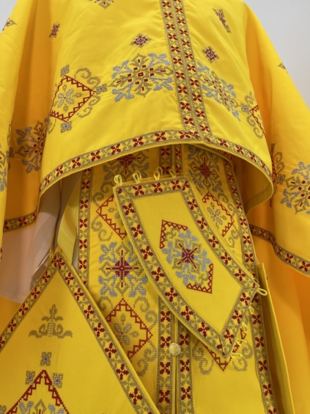 Облачення священника грецький крій, вишите французьким хрестиком на габардині з вишитим галуном