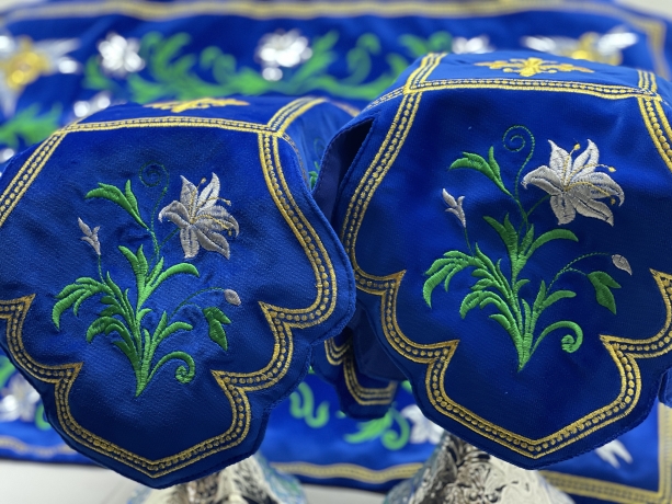 Покровці та воздухи, вишиті на оксамиті, вишивка "Лілії"