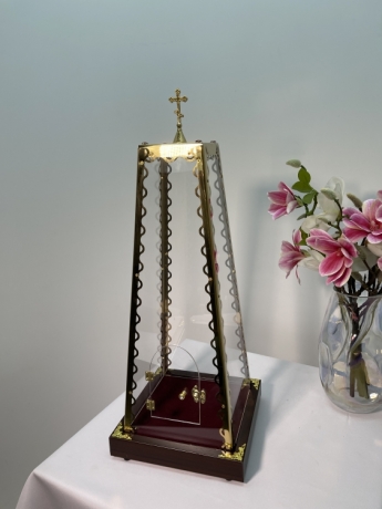 Колпак на Дары из оргстекла с булатными элементами на лазерной резке с деревянной подставкой 25х41х15