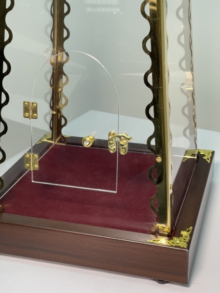 Колпак на Дары из оргстекла с булатными элементами на лазерной резке с деревянной подставкой 25х41х15