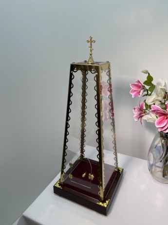 Колпак на Дары из оргстекла с булатными элементами на лазерной резке с деревянной подставкой 25х41х15