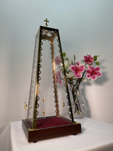 Колпак на Дары из оргстекла с булатными элементами на лазерной резке с деревянной подставкой 25х41х15