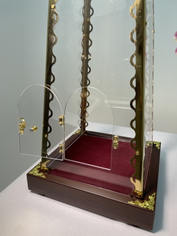 Колпак на Дары из оргстекла с булатными элементами на лазерной резке с деревянной подставкой 25х41х15