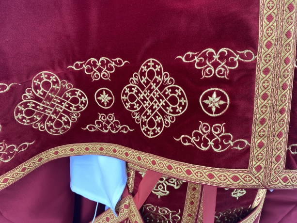 Облачення священника грецький крій, вишите на оксамиті з пришитим галуном