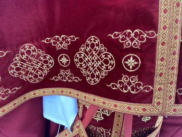 Облачення священника грецький крій, вишите на оксамиті з пришитим галуном