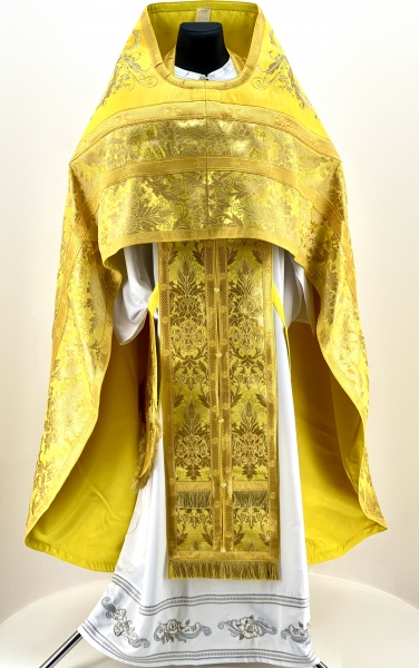 Облачение священника комбинированное, из парчи, с вышитой оплечием, вышивка