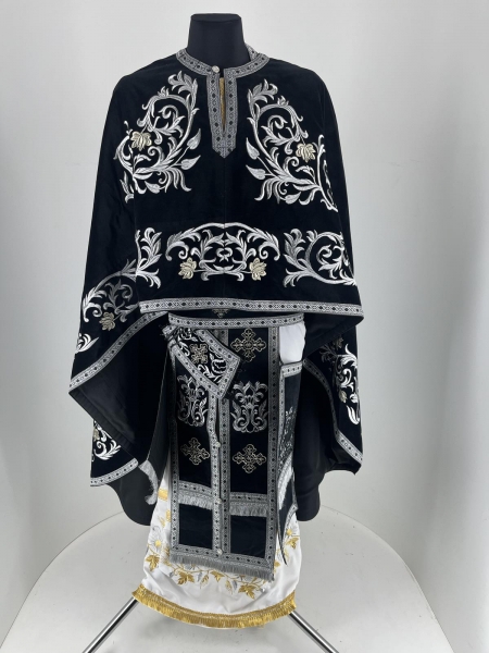 Облачення священника грецький крій, вишите на оксамиті з пришитим галуном, вишивка "Троянда, вишита середина"