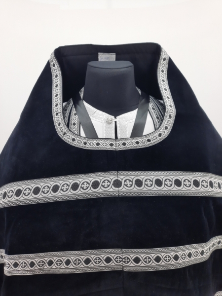 Облачення священника, вишите на оксамиті, з пришитим галуном