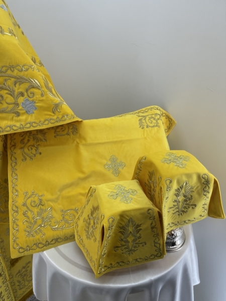 Облачення священника, вишите на оксамиті, вишита середина з іконами, з вишитим галуном 