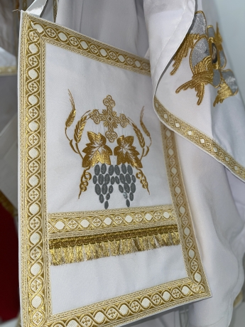 Облачення священника грецький крій, вишите на габардині з пришивним галуном, вишивка "Виноград"
