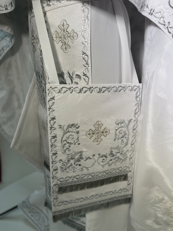 Облачення священника, вишите на парчі, вишита середина, з вишитим галуном