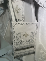 Облачення священника, вишите на парчі, вишита середина, з вишитим галуном