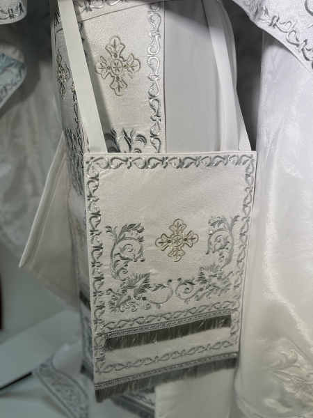 Облачення священника, вишите на парчі, вишита середина, з вишитим галуном